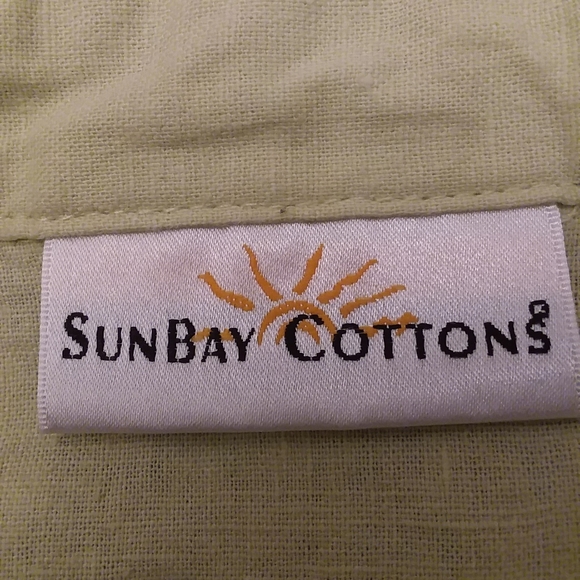 U436. Lt. Green, medium, button down blouse. - Picture 6 of 8